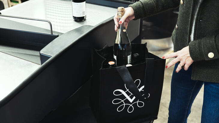 Vinmonopolet tilbyr egne bærenett for å erstatte plastposer.