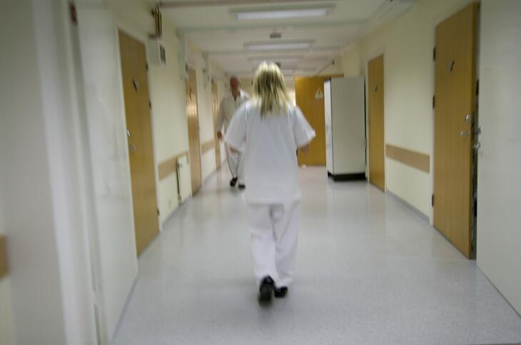 Sykepleier og lege har det travelt i lange korridorer. Lungeavdelingen, Ullevål sykehus
