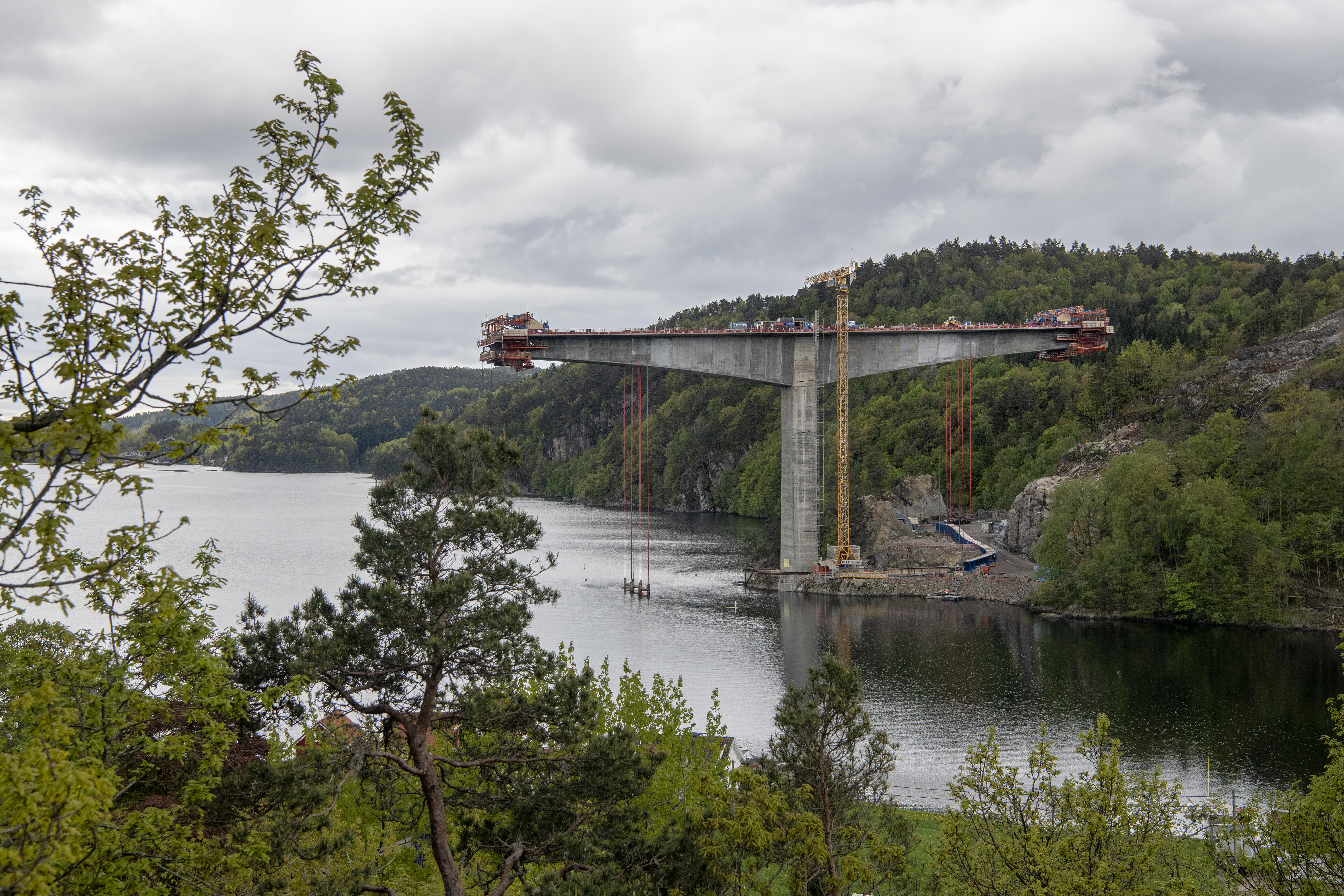 Trysfjord bru. Trysfjorden bru. Trysfjordbrua. Motorveibro under bygging på Europavei 39. Ny E39 over Trysfjord mellom Kristiansand og Mandal. Nye Veier.