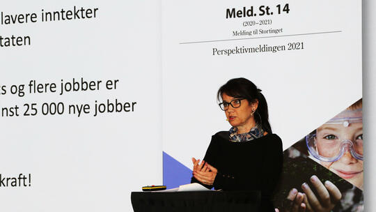 Anne-Kari Bratten holder åpningsinnlegget på konferansen Teknologi og arbeidsliv. 20. september 2022.