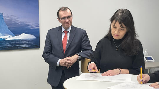 Anne-Kari Bratten signerer klimaavtalen med regjeringen - her representert ved klima- og miljøminister Espen Barth Eide.
