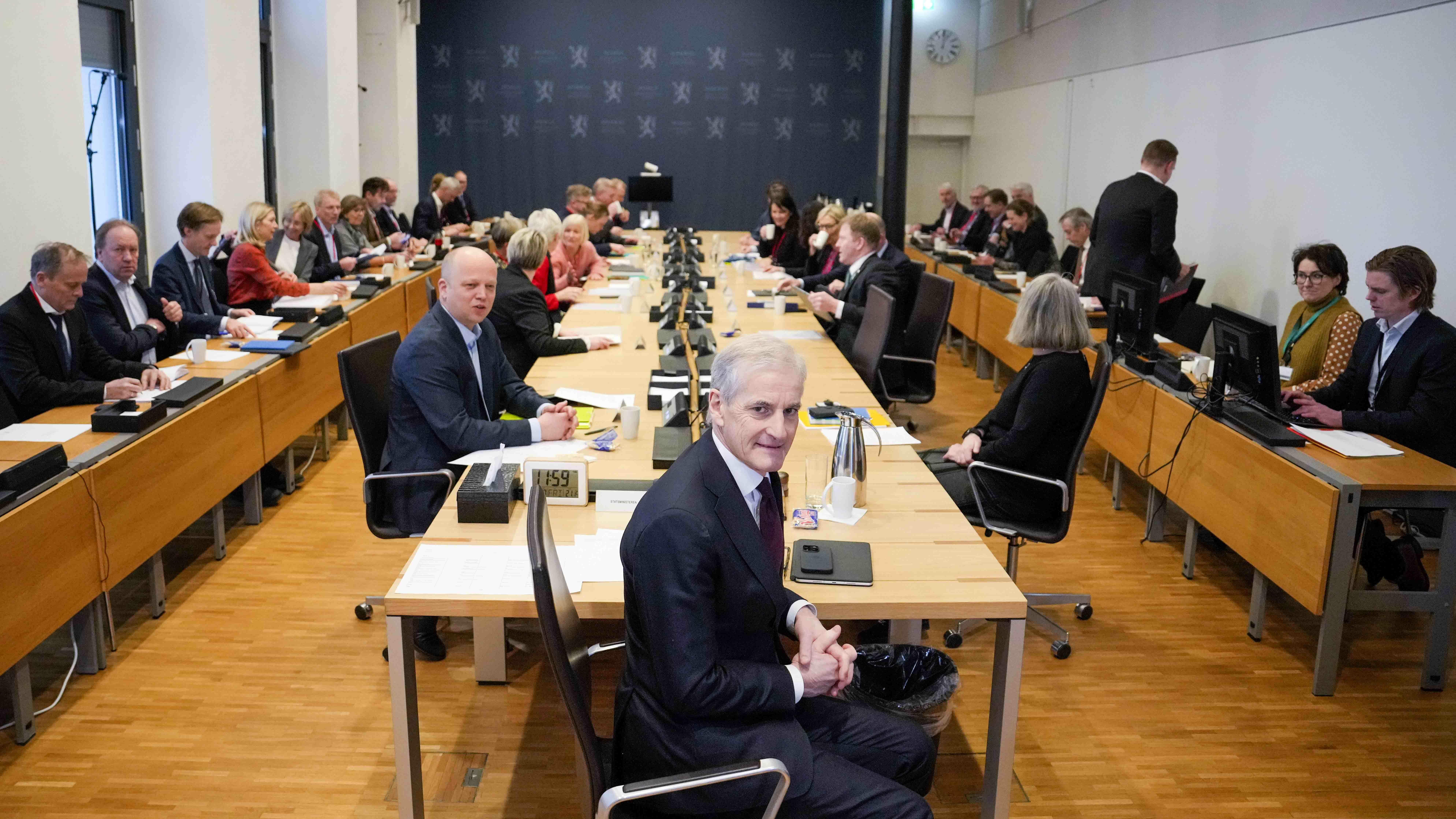 Regjeringens kontaktutvalg 10. februar 2023, med bl.a. statsminister Jonas Gahr-Støre og finansminister Trygve Slagsvold Vedum forrest i bildet. Spekters adm.dir. Anne-Kari Bratten sitter ved bordet nede til høyre. 