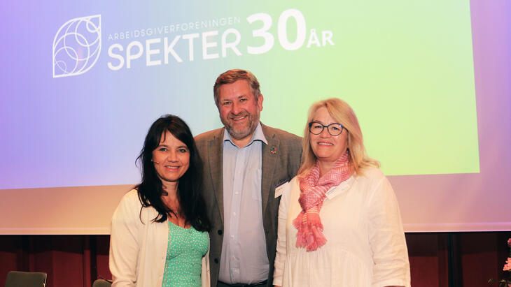 Spekters administrerende direktør, Anne-Kari Bratten, sammen med styreleder Bernt Reitan Jenssen og nestleder i styret, Inger Cathrine Bryne.