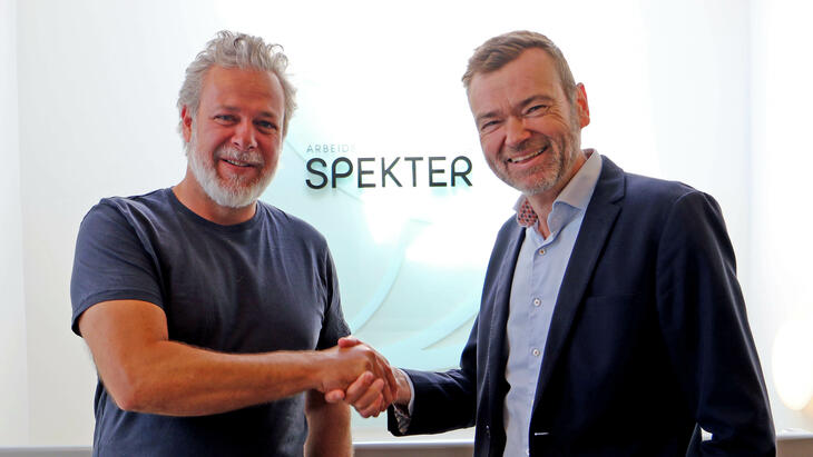 Avtalen mellom Spekter og Green Producers Club er signert, og både founder i GPC, Mads Astrup Rønning og direktør for samfunnspolitikk i Spekter, Odd Erik Stende, er godt fornøyde.