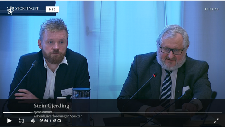 TV-overføring av komitehøringen i Finanskomiteen. Stein Gjerding fra Spekter til venstre.